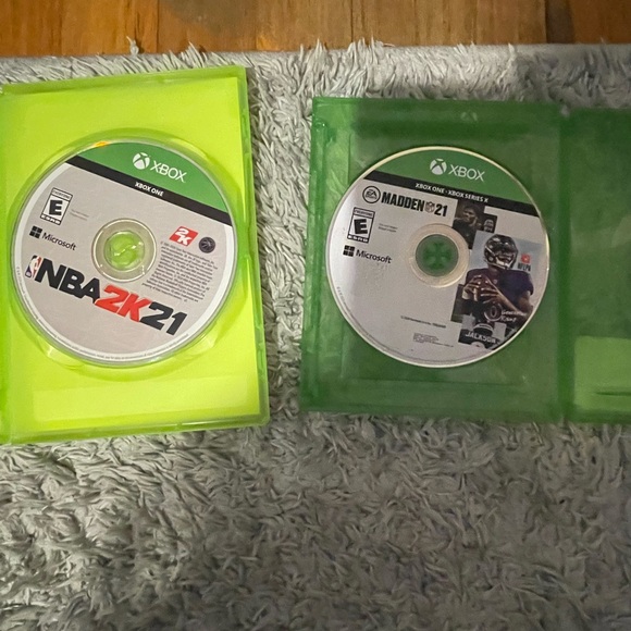 Xbox One 360 with NBA2K21 and MADDEN 21 and BULLY with controller